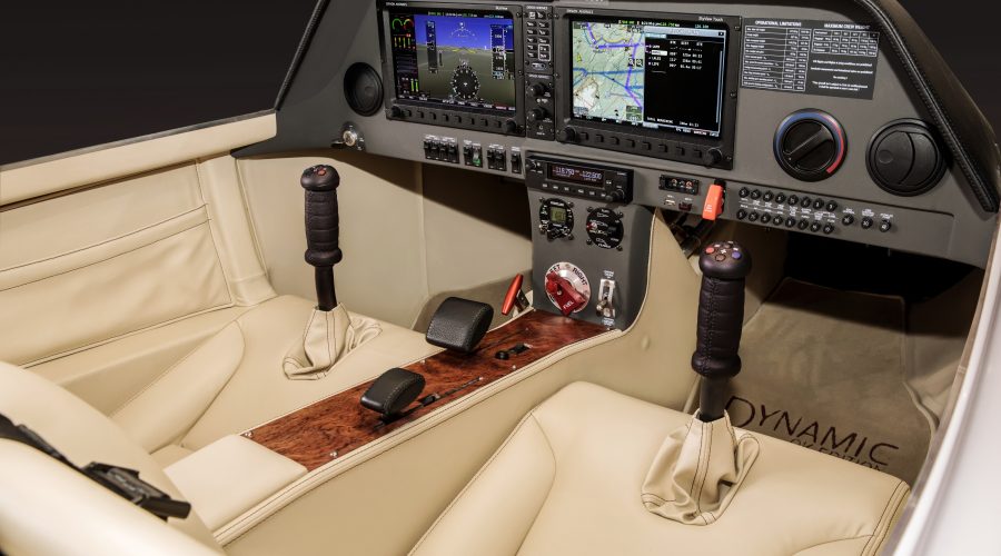 Cokpit luxueux et personnalisable pour un avion ULM haut de gamme.